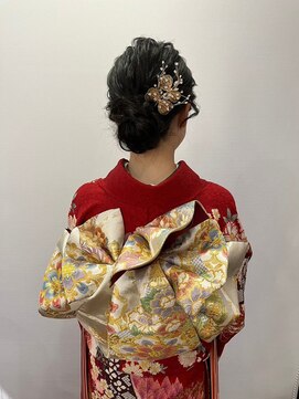 美容室 メザミー MESAMIES 20代ゆるふわシニヨンスタイル