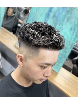 ワールドシップモトマチ(WORLD SHIP MOTOMACHI) 宮城リョータ風オールバックパーマ　メッシュカラー