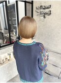 ホワイトベージュ　ぱっつんボブ