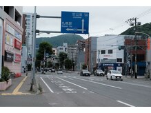 １,【お車・バスの方】西２５丁目の通りです。Y!mobileを超えた辺りです。お車でお越しの方は3.へ