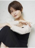 大人可愛い流し前髪ありひし形耳掛けマッシュショート30代40代