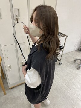 ヘアデザイン ソラ(Sola) 秋スタイル：ふんわり透け感ベージュ×センターパート