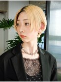 ホワイトブロンドフェザーショート似合わせカット_ba540982