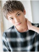 外国人風グレーベージュの束感フェザーマッシュヘアW南越谷