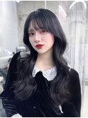 小顔に見せる黒髪へア／ウェーブミディアム