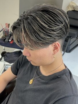 カットハイライト　センターパート　デザインカラー