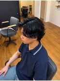 無造作に動くメンズシャドウパーマ