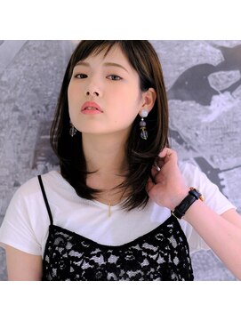 ヴェリテ(Verite produced by LA'BO) ミディアムレイヤー。ショートバングスタイル