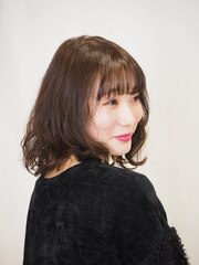 シースルーバングのフェミニンヘアー