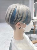 前下がりショートヘア　ツーブロック　アッシュグレージュカラー