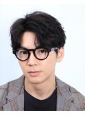 メガネとの相性も抜群 知的で大人っぽいフェザーパーマ