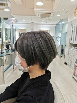 クオーター(QUARTER) スモーキーアッシュショートボブ