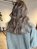 メリー オオサカ(Merly Osaka)&nbsp;ふんわりグレージュカラー_春っぽい暖かいスタイル_