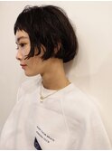 ２０代から６０代に人気の、コンパクトショートボブとパーマ