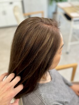 レヴィア(REVIA) レイヤーカットハイライトブリーチ髪質改善トリートメント