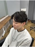 スーツ短髪ツーブロック束感黒髪シークレットパーマ流行
