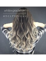 バトー(bAteAu)&nbsp;グラデーション、エクステ、インナー、ハイライト、ブリーチ