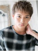外国人風グレーベージュの束感フェザーマッシュヘアW草加