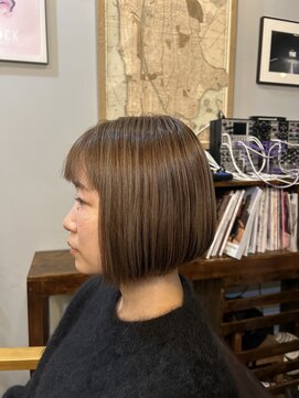 マロウズ(Marrows) ハイライトを散りばめた、やや前下がりのミニボブ