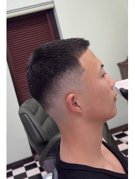 ケーエムシーセントラルルーツ(KMC Central Roots) スキンフェード、クロップ