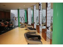 店内は広く、ガラスブロックから明るい光が差し込みます