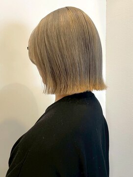 ベルフェミンキルン(Belle femin kilun) 外ハネボブ ブリーチ ハイトーン 顔周りカット ダブルカラー