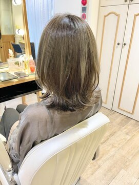 ネオリーブ チロル 横浜西口店(Neolive CiroL.) レイヤーボブ くすみベージュ 簡単スタイリング