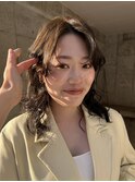 柔らかい寒色のベージュとレイヤーたっぷりの愛されヘア
