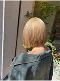 透明感ブロンドのコンパクトミニボブ