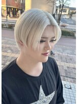 イン(in.)&nbsp;ブロンドショート/センターパート