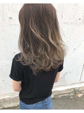 ヘアデザイン ソラ(Sola) ベージュバレイヤージュグラデーション ウェーブロング