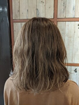 リック(LiC) グラデーションカラー　ベージュ　ウェーブ巻き