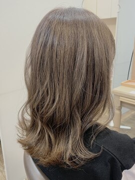 アルターリール(aL ter Rire) アッシュベージュ/福原遼華