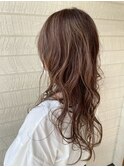 根元の白髪をハイライトに。自然な色抜けのベージュカラー