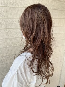 ファミリーヤ コーヴォ(Famiglia Covo) 根元の白髪をハイライトに。自然な色抜けのベージュカラー