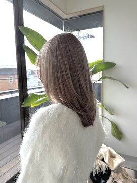 ディオン(Dion) ホワイトグレージュ_レイヤーカット