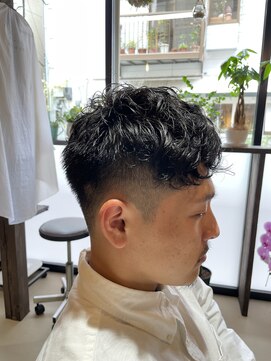 トニコ(toniko) ピンパーマ×フェード×ベリーショート×刈り上げ