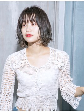 ロジェ(loje) *LOJE* 無造作な束感と動きで魅力するボブ。