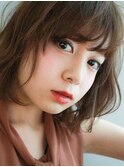 大人かわいいアッシュブラウンくせ毛風パーマフェミニンボブ
