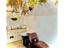 ヘアーサロン カシュカシュ(hair salon Cache cache)の雰囲気（フルフラットのシャンプー台で極上のリラックスタイムを。）