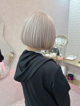 ロンド レア 天神大名店(Lond Le’a) ダブルカラーホワイトシルバーケアブリーチハイトーン韓国ボブ