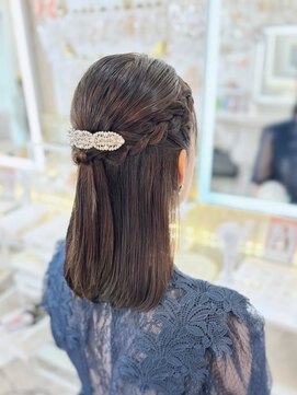 アトリエビューティーアミュ(atelier beauty AmU) 結婚式 二次会 お呼ばれ 編み込みハーフアップ×パールバレッタ