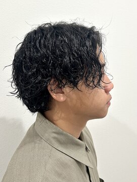 ヒュイル バイ ニアウ(Hwyl by Niau) ツイストスパイラルパーマメンズカットセンターパートウルフ