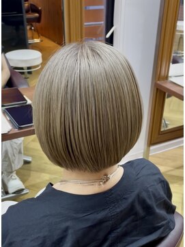 ダブルオオガキ (W-ogaki) 白髪ぼかし×ボブ