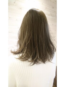 フラット(flat) 『マットグレージュ』×『無造作』×『毛束感』