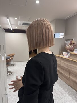 シカ 神戸三宮元町店(Cica) ハイトーン ピンクベージュ ブリーチ きりっぱなし ボブ 三宮