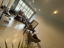 チューズ(CHIWS)の雰囲気（店内はウッド基調で暖かみのあるライトで落ち着く空間に。）
