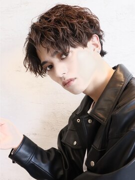 ゴート(GOATO) 波打ちツイストスパイラルセンターパート　ツーブロック刈り上げ