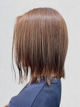 ロカ バイ ティアトロ ヘア サロン(ROCA by teatro hair salon) ミディアムレイヤー ミルクティーベージュ 外ハネ 20代