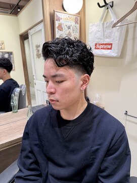 フォーコーナーズ(Four Corners) 外国人風パーマ×テーパーフェード